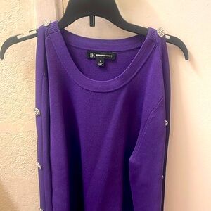 Sweater purple with buttons on the sleeve.